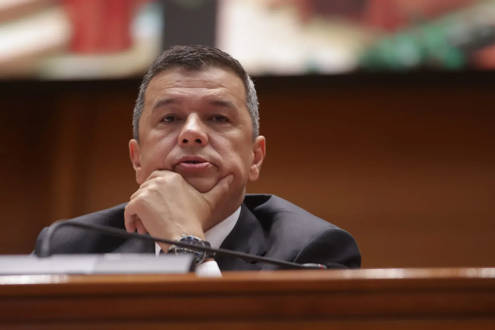 Ilie Bolojan discutând despre măsuri structurale în guvernare.