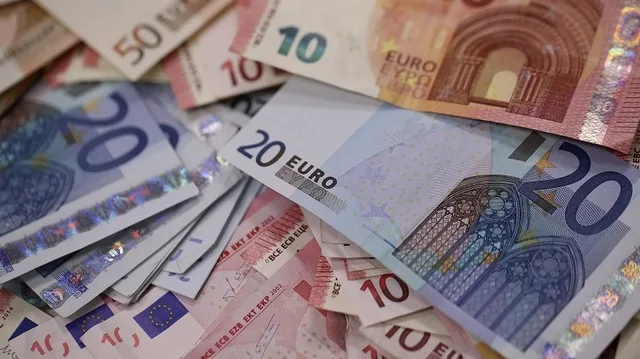 Bancnote euro aranjate pe o suprafață, simbolizând investiții în tehnologie.