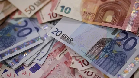 Bancnote euro aranjate pe o suprafață, simbolizând investiții în tehnologie.