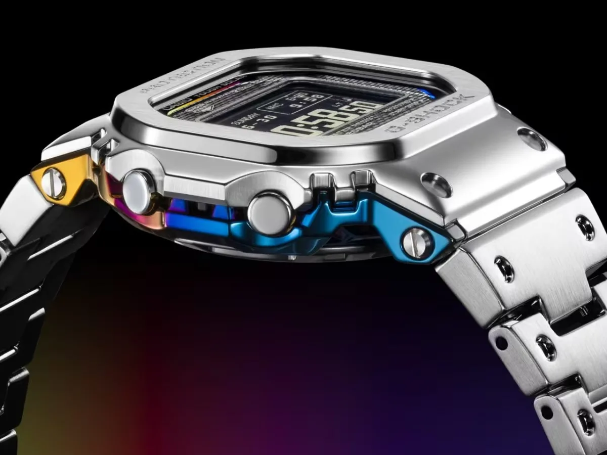 Ceas G-Shock cu design curcubeu și funcții avansate.