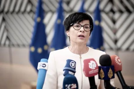 Comisar european discutând despre măsuri de protecție pentru noile state membre UE.