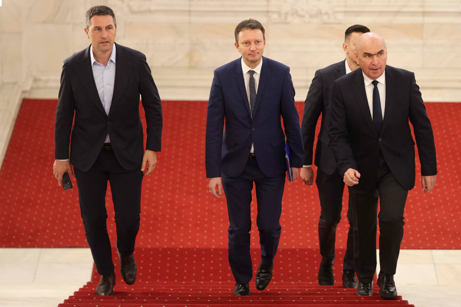 Reprezentanți politici discutând despre refacerea majorității parlamentare în România.