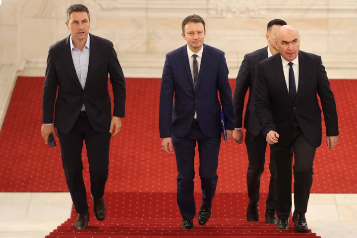 Reprezentanți politici discutând despre refacerea majorității parlamentare în România.