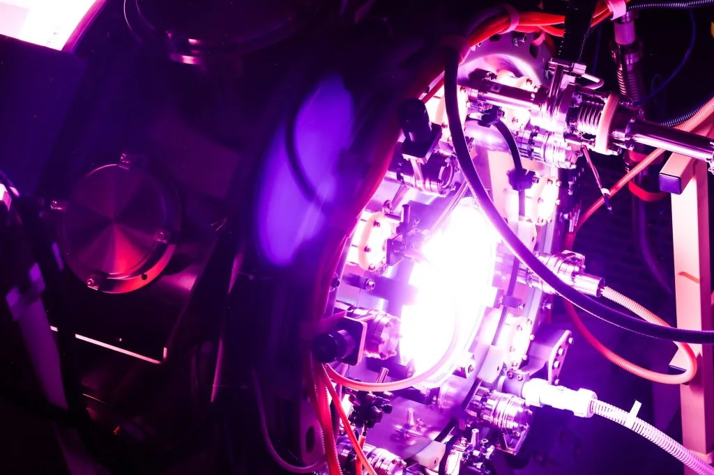 Reactor de fuziune Polaris în funcțiune, cu cabluri și lumini intense.