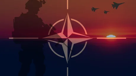 Simbolul NATO cu un soldat și avioane pe fundalul unui apus