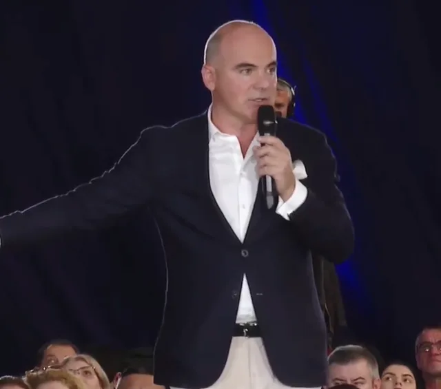 Rareș Bogdan discută despre guvernare și responsabilitate în Parlament.
