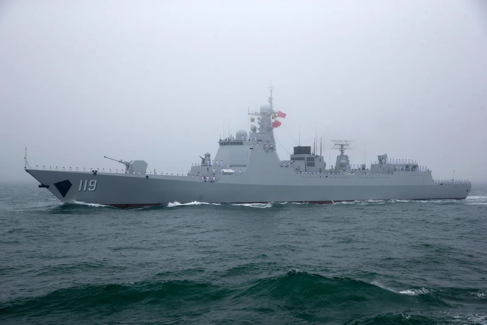 Nava militară chineză navigând pe Marea Chinei de Est în condiții de ceață.