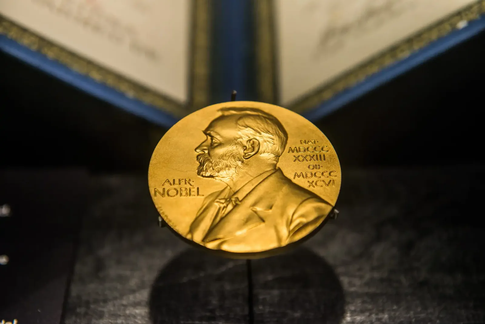 Medalia Nobel pentru Fizică, simbol al excelenței în știință.