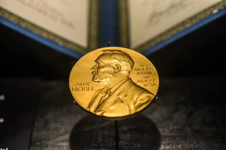 Medalia Nobel pentru Fizică, simbol al excelenței în știință.