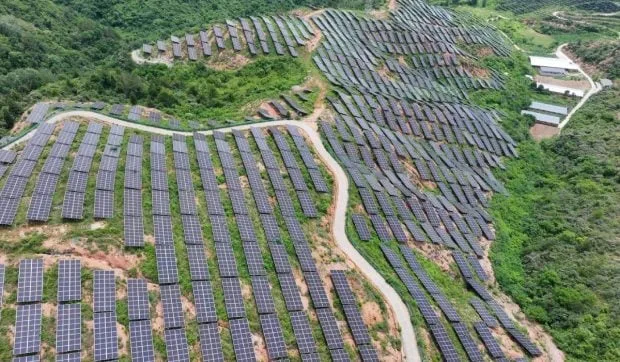 Panouri solare amplasate pe un teren montan, captând energia soarelui.