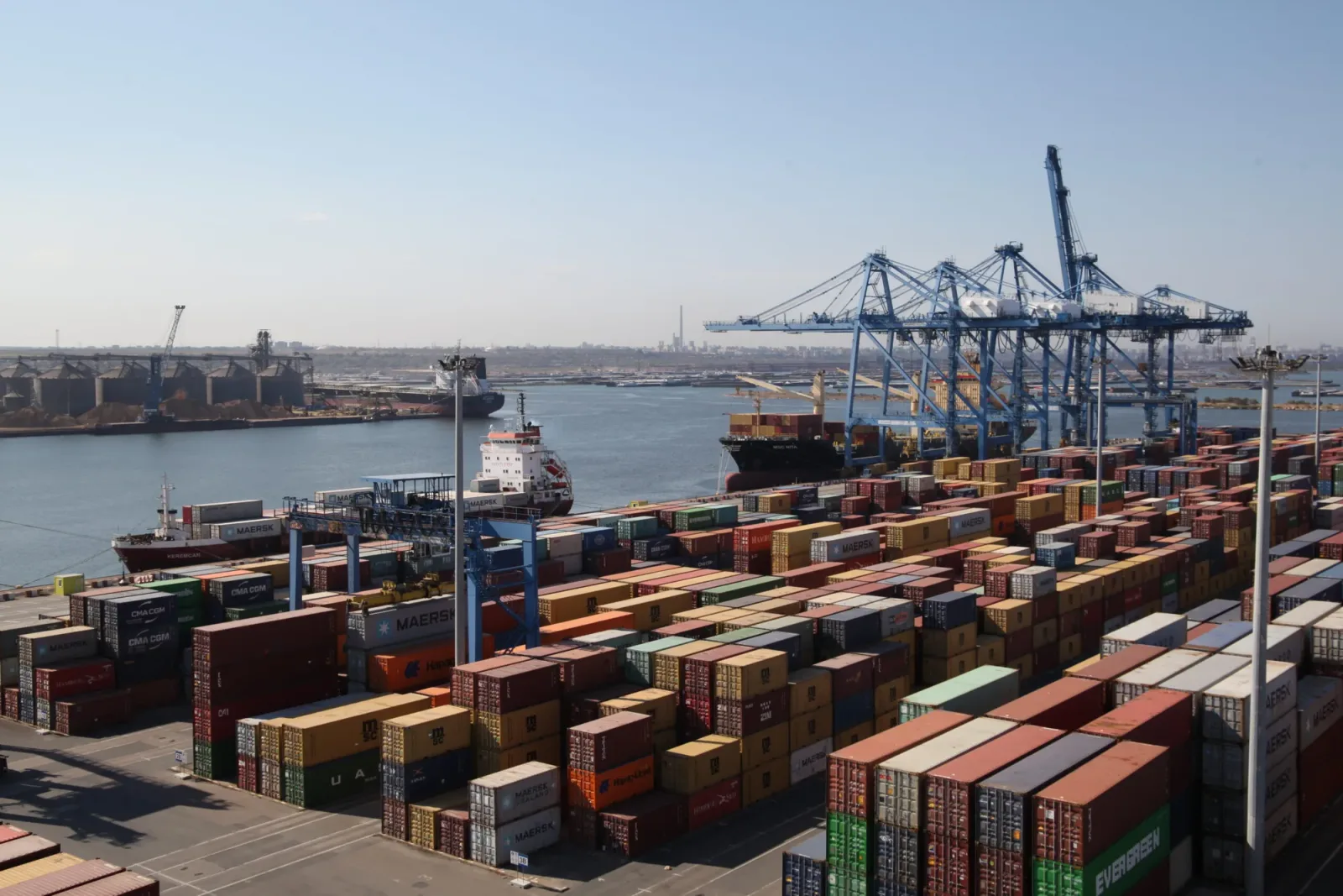 Portul Constanța cu containere și nave în activitate.