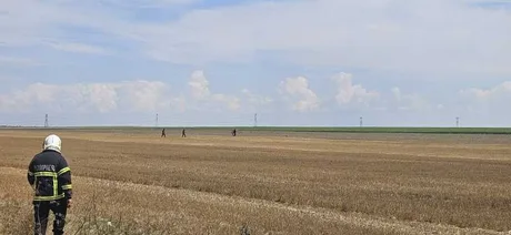 Intervenție a echipelor de salvare în câmpul din Buzău după doborârea dronei.