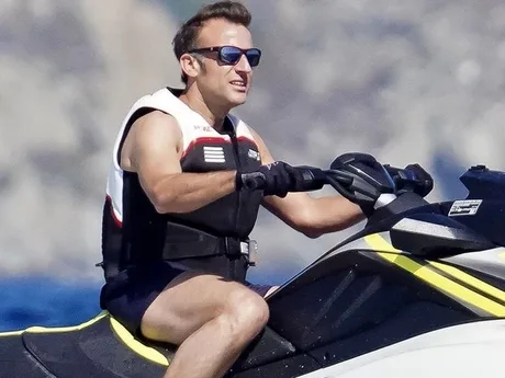 Emmanuel Macron pe jet ski în vacanță, stârnind controverse politice.
