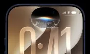 Ecranul unui telefon mobil cu detalii despre oră și notificări.