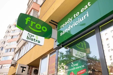 Magazin Froo cu sigla verde și mențiunea 'ready to eat' pe fațadă.
