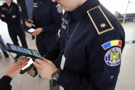 Polițiști de frontieră verificând documentele la Aeroportul Cluj-Napoca.
