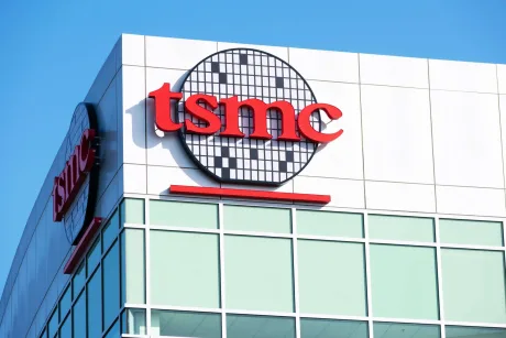 Clădirea TSMC cu logo-ul pe fațadă, simbolizând succesul financiar.