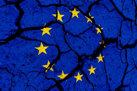 Steagul Uniunii Europene pe un fundal crăpat, simbolizând provocările actuale.