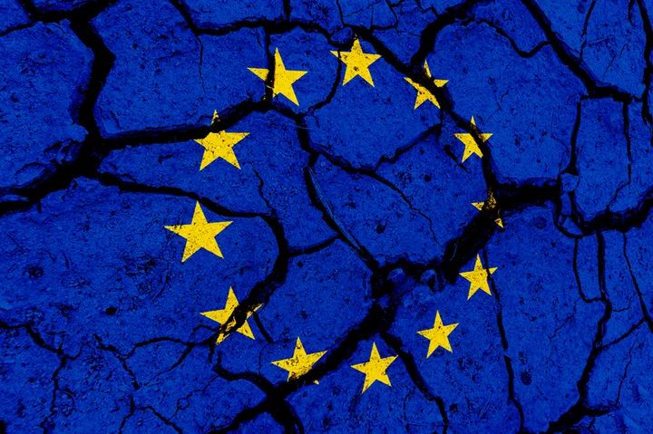 Steagul Uniunii Europene pe un fundal crăpat, simbolizând provocările actuale.