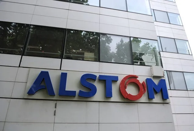 Logo-ul Alstom pe clădirea sediului din Paris.