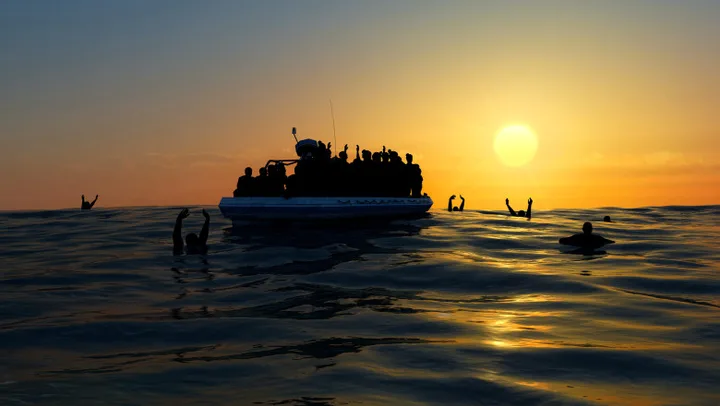 Migranți pe o barcă în apus, simbolizând criza migrației.