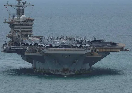 Portavionul USS Abraham Lincoln ancorat în apele thailandeze, pregătindu-se de plecare.