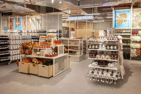 Interior modern al unui magazin, cu produse diverse și organizare eficientă.