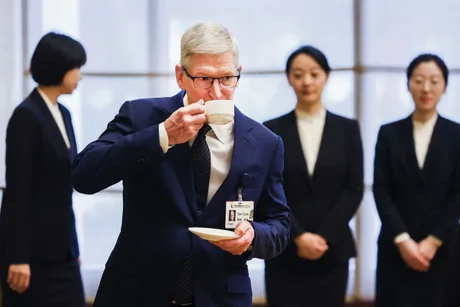Directorul Apple savurând o băutură în timpul unei întâlniri importante.