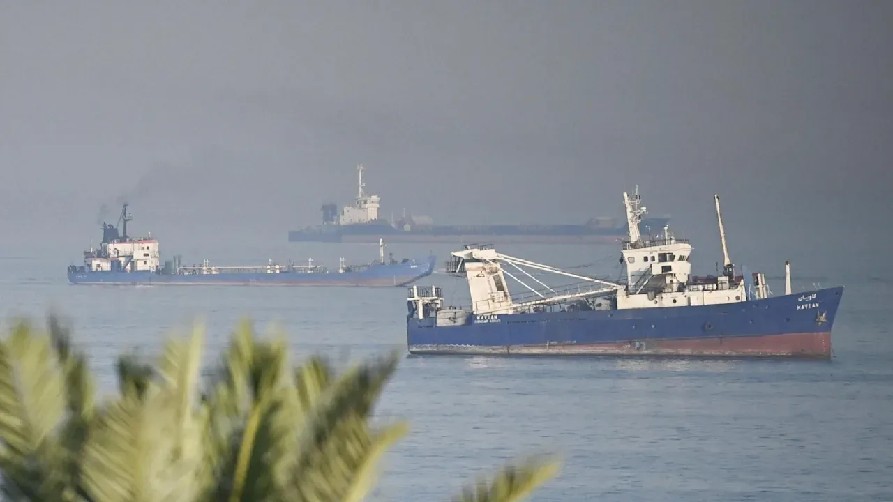 Cargouri ancorate în strâmtoarea Hormuz, blocaj maritim semnificativ.