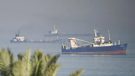 Cargouri ancorate în strâmtoarea Hormuz, blocaj maritim semnificativ.