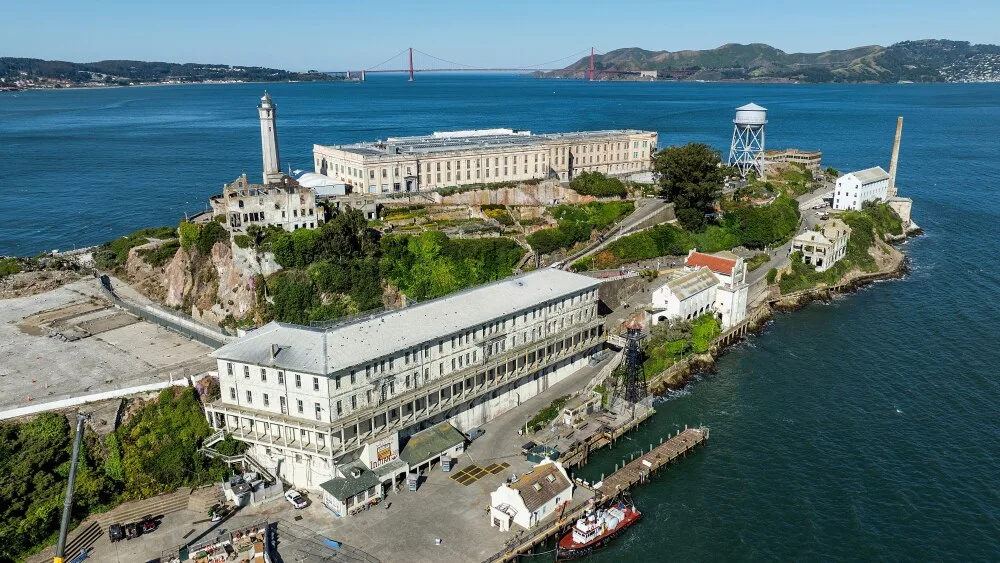 Vedere aeriană a închisorii Alcatraz și a peisajului înconjurător.
