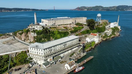 Vedere aeriană a închisorii Alcatraz și a peisajului înconjurător.