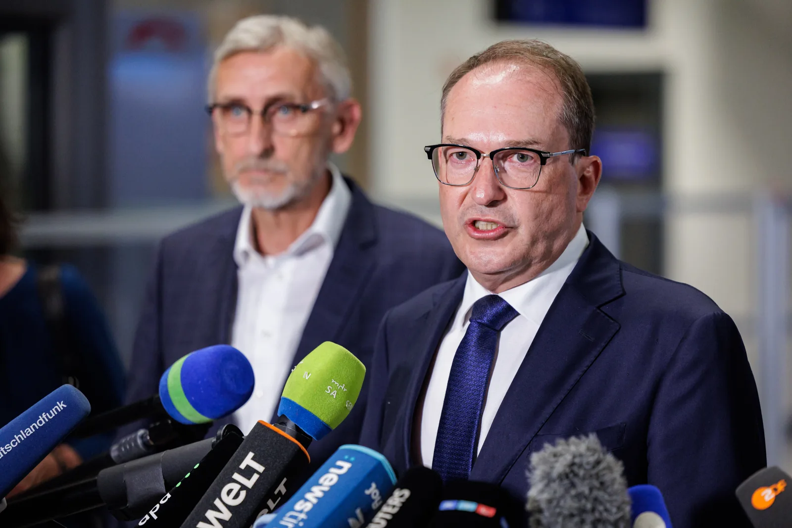 Ministrul german de Interne discută despre amenințările de război hibrid și atacurile cu drone.