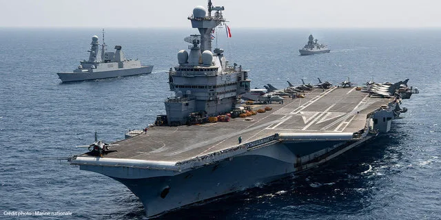Portavionul Charles de Gaulle în Marea Mediterană, simbol al prezenței militare franceze.
