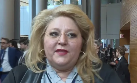 Diana Șoșoacă discutând în Parlamentul European despre deplasarea sa în Rusia.