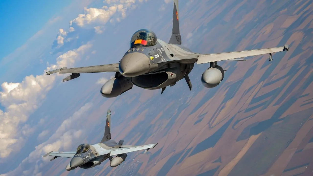 Aeronave F-16 în zbor, pregătite pentru misiuni de apărare aeriană.