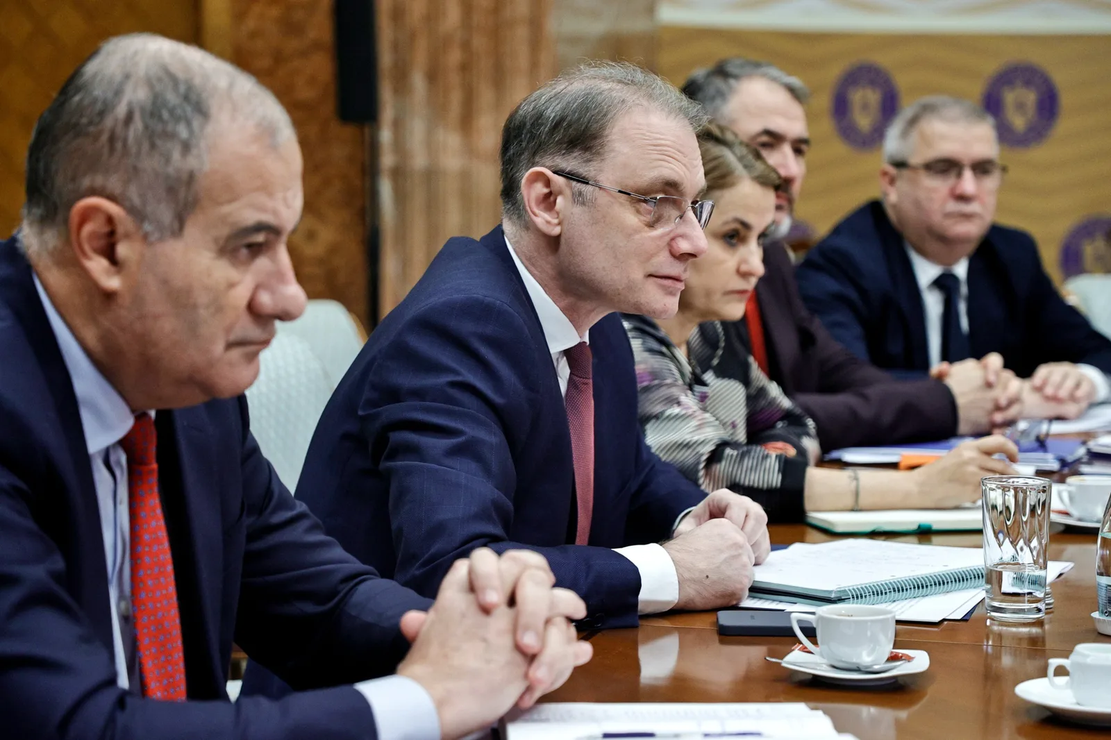 Discuții la Guvern despre accelerarea fondurilor PNRR și clarificările necesare.