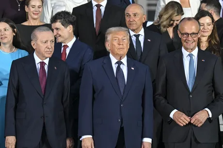 Lideri internaționali la summitul de la Ankara, discutând despre extinderea rețelei de conducte.