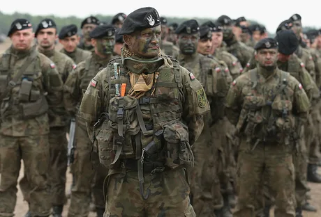 Soldați polonezi în timpul unui exercițiu militar de pregătire.