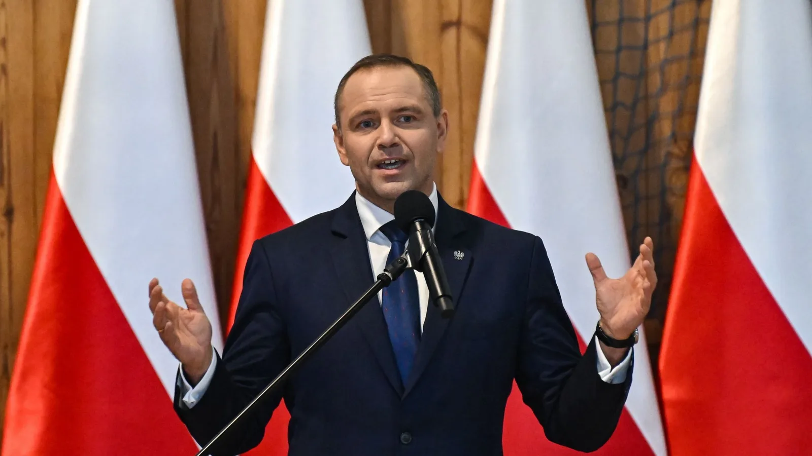 Un politician polonez vorbește despre impozitul pe profiturile companiilor petroliere.