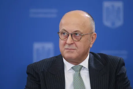 Reprezentant al confederației discutând despre impactul amenzilor asupra economiei.