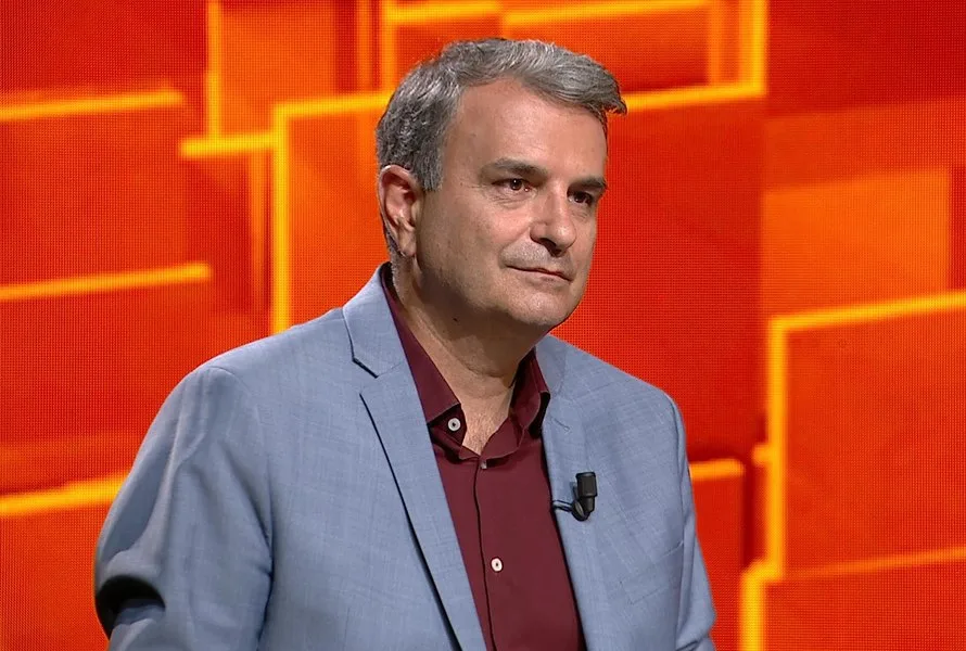 Lucian Mîndruță discutând despre corectarea unei informații eronate.