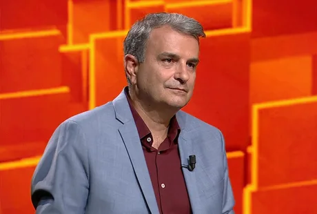 Lucian Mîndruță discutând despre corectarea unei informații eronate.