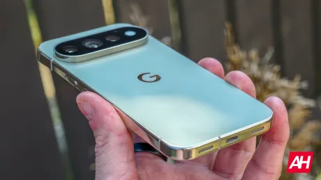 Un smartphone Google Pixel 11, cu un design elegant și modern, ținut în mână.