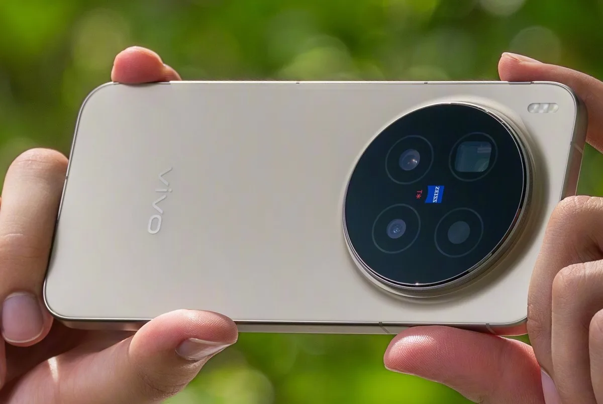 Un smartphone Vivo cu un design elegant, având un sistem de camere avansat.