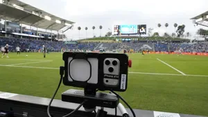 Un iPhone montat pe un suport, pregătit pentru a filma un meci de fotbal.