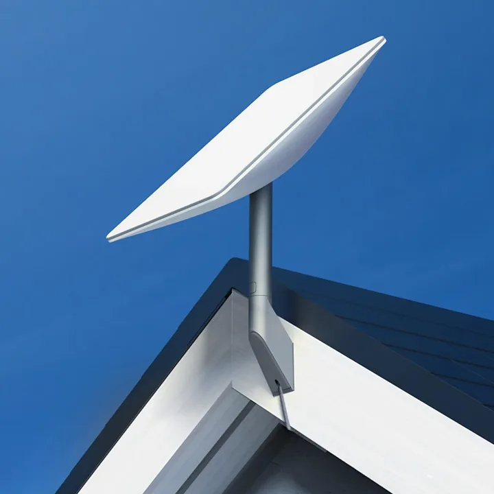 Antena Starlink montată pe acoperiș, cer senin în fundal.