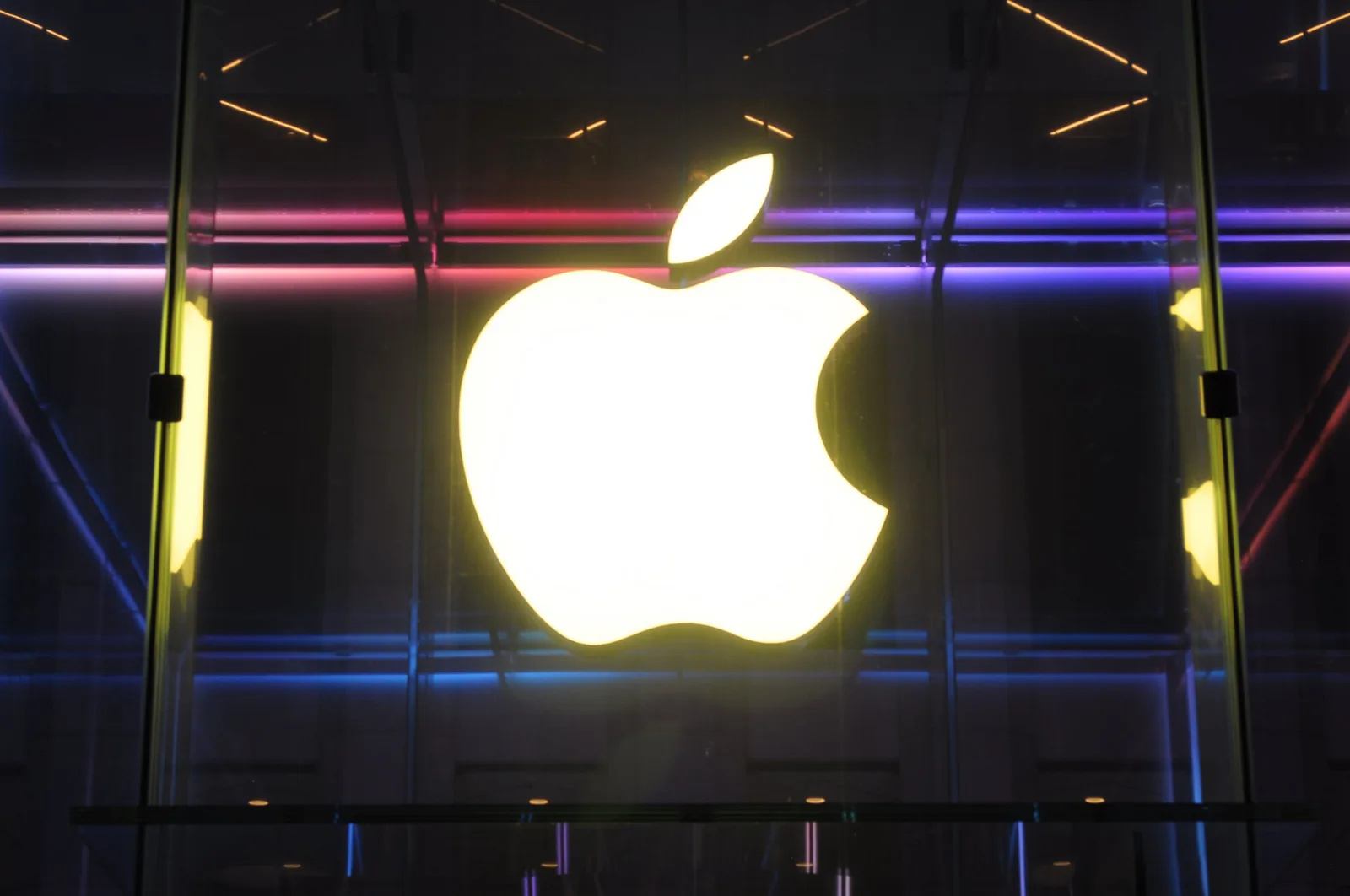 Logo-ul Apple iluminat, simbol al inovației tehnologice și al crizei de cipuri.