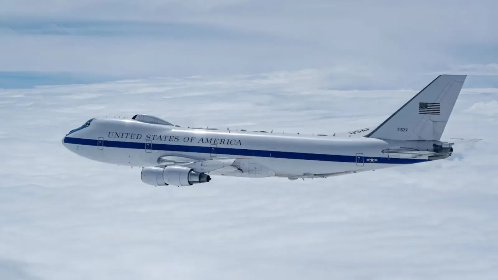 Avion militar american zburând pe un fundal albastru.