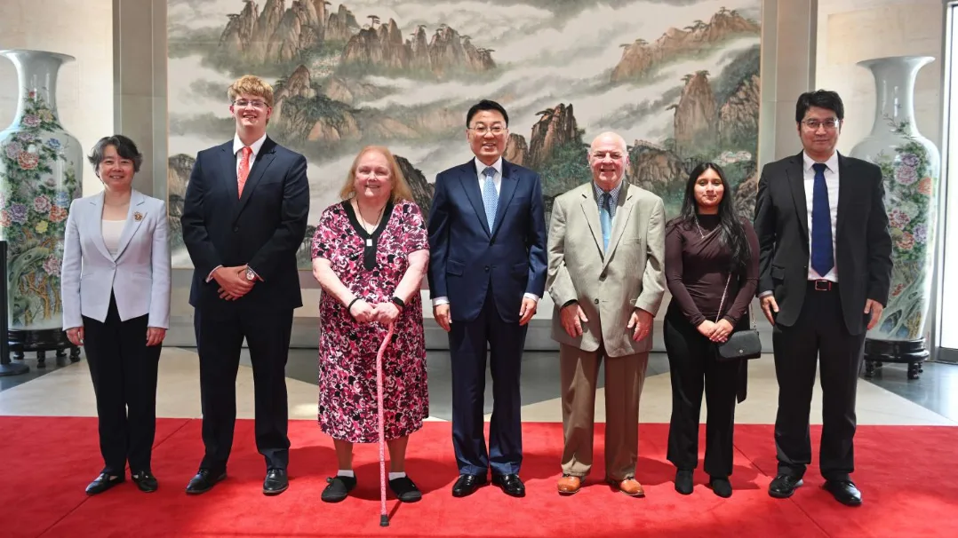 Întâlnire între ambasadorul Xie Feng și participanți la schimburi culturale.